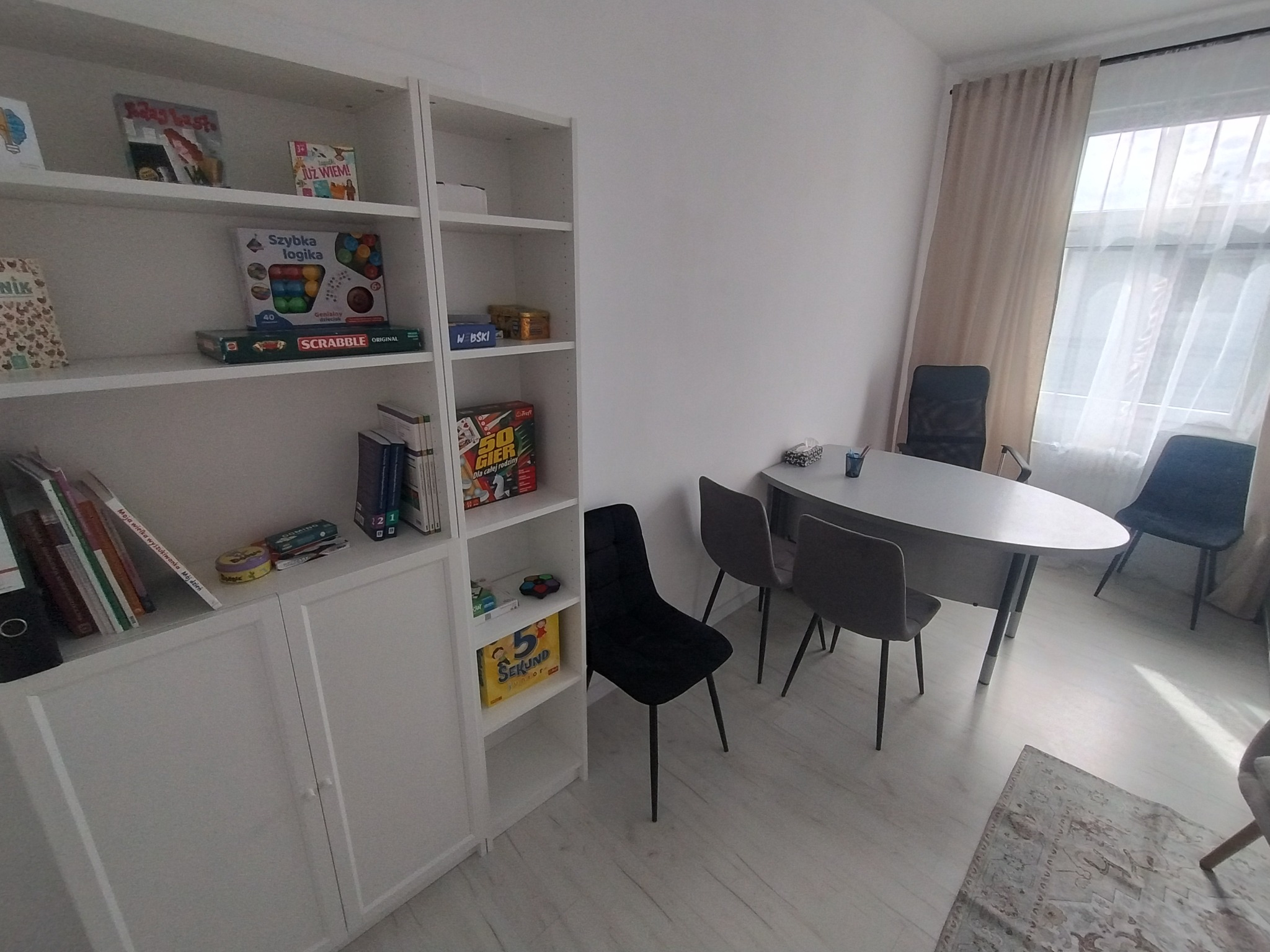 Biurko oraz materiały do pracy poznawczej