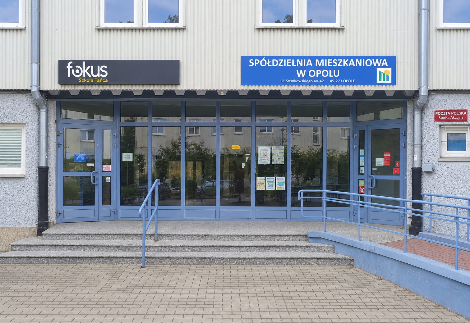 Wejście do budynku przy Sosnkowskiego 40–42